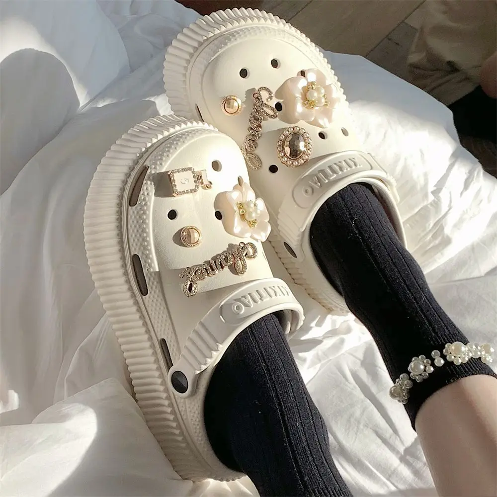 Модная обувь в корейском стиле с подвесками, Уличные женские тапочки, домашние тапочки на толстой подошве, качественные роскошные летние сандалии для девочек